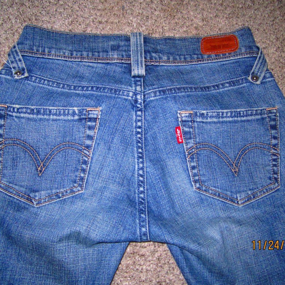 Red Tag Levi’s Stretch Straight Leg, length is 31”